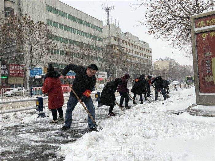 暴雪再袭阜阳 阜阳商厦组织人员清扫道路积雪