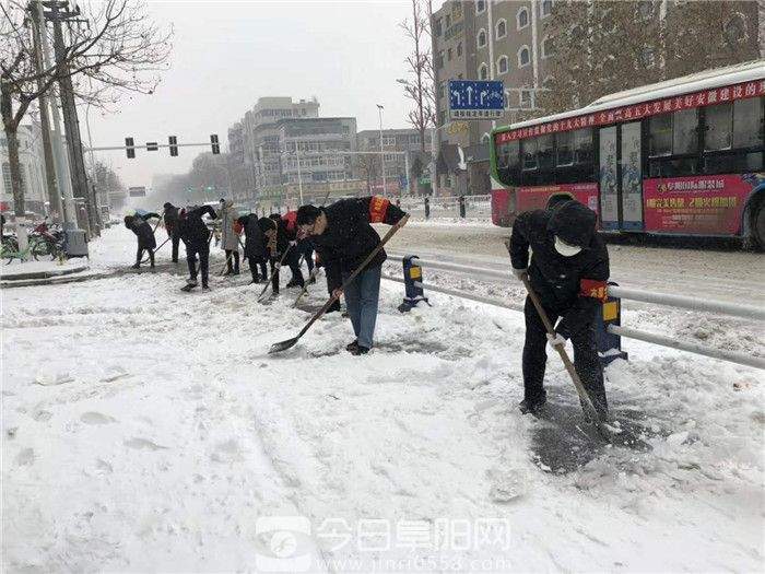 暴雪再袭阜阳 阜阳商厦组织人员清扫道路积雪
