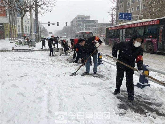 暴雪再袭阜阳 阜阳商厦组织人员清扫道路积雪