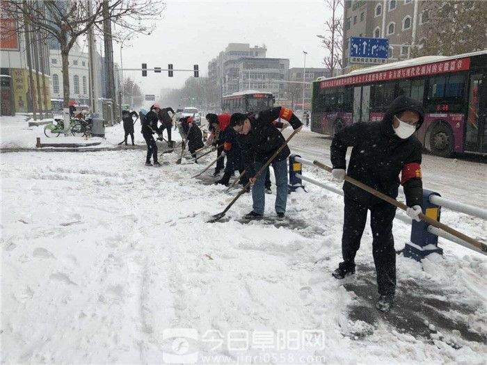 暴雪再袭阜阳 阜阳商厦组织人员清扫道路积雪