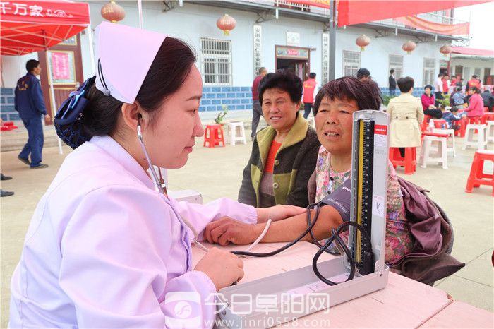 颍州区举办慰问贫困母亲公益活动