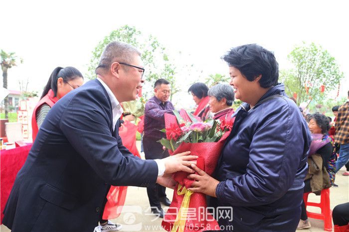 颍州区举办慰问贫困母亲公益活动