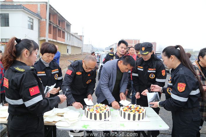 爱心红马甲 情暖建颍乡