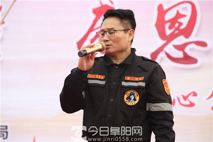 爱心红马甲 情暖建颍乡