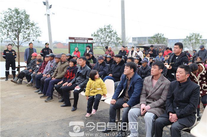 爱心红马甲 情暖建颍乡