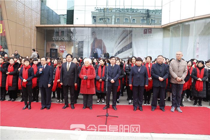 阜阳商厦元旦举行升旗仪式庆新年
