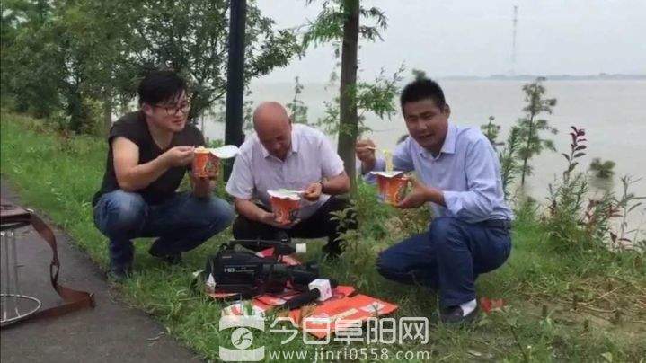 记者节，他依然在路上……