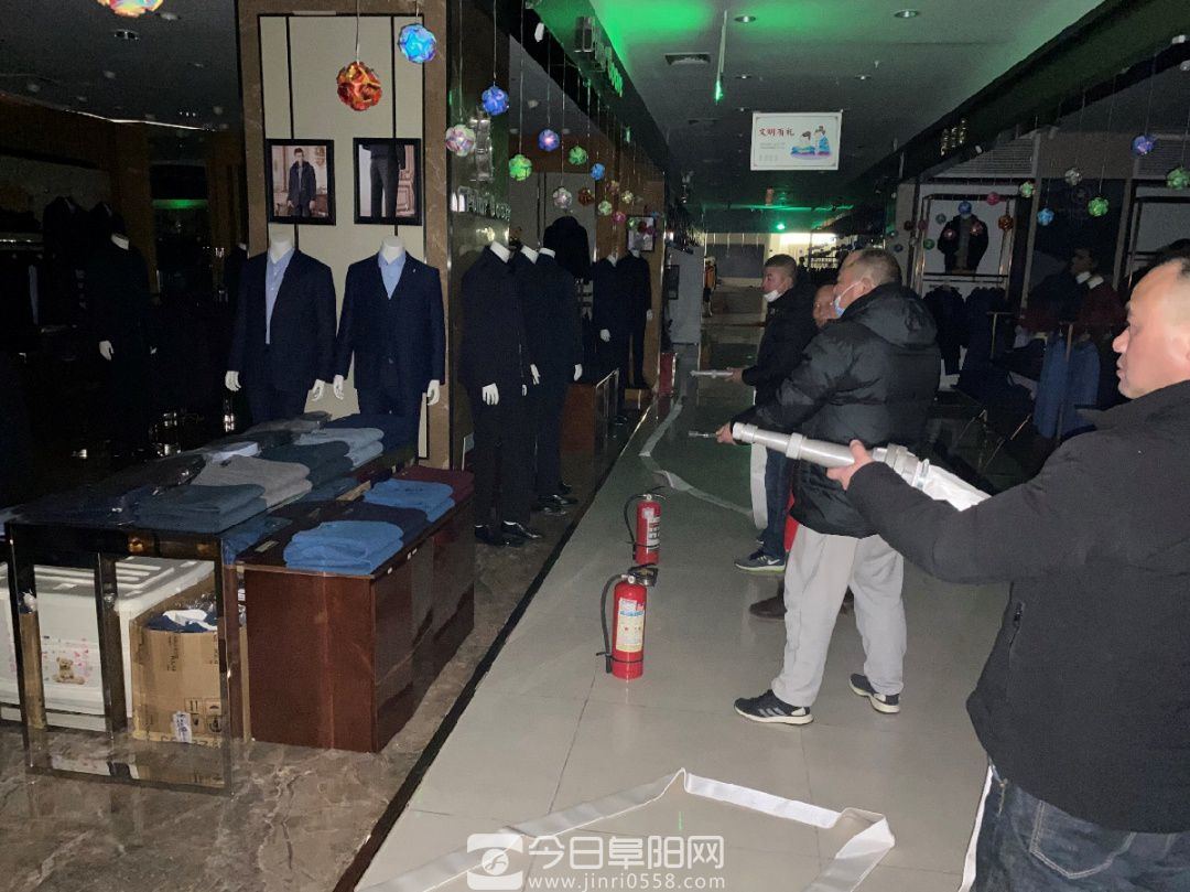阜阳商厦组织开展冬季消防安全演练