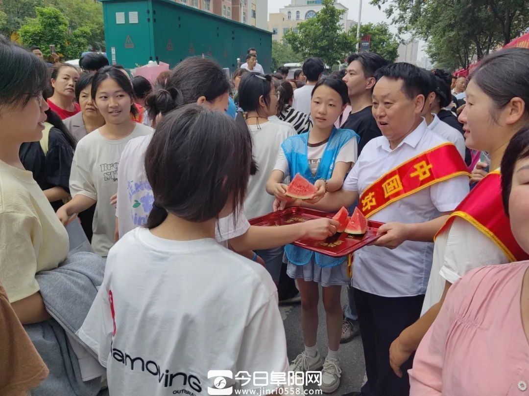 好人爱心助考 护航青春梦 好人爱心助考 护航青春梦